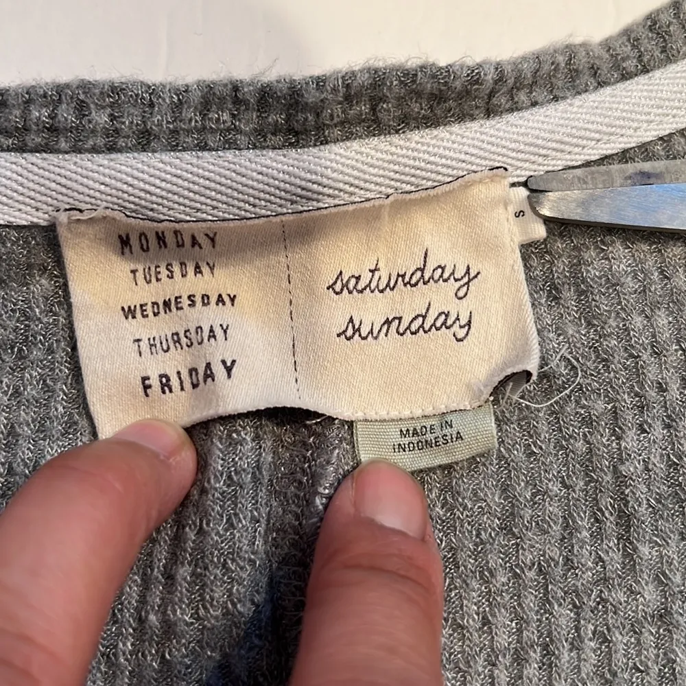 Saturday Sunday Anthro v neck raw hem thermal waffle knit S pullover grey top - Image 6