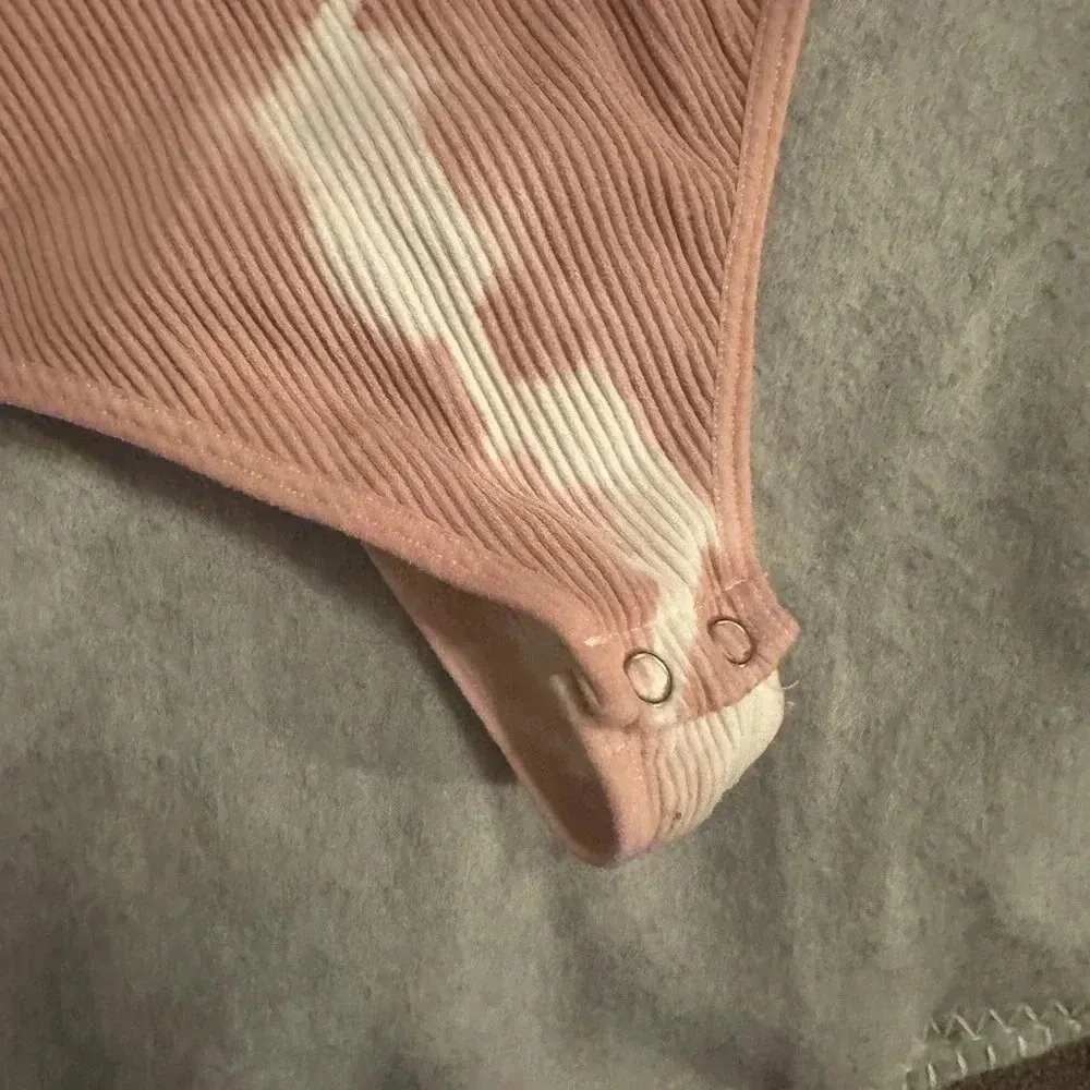 Ardene pink tie dye bodysuit size S - Image 3