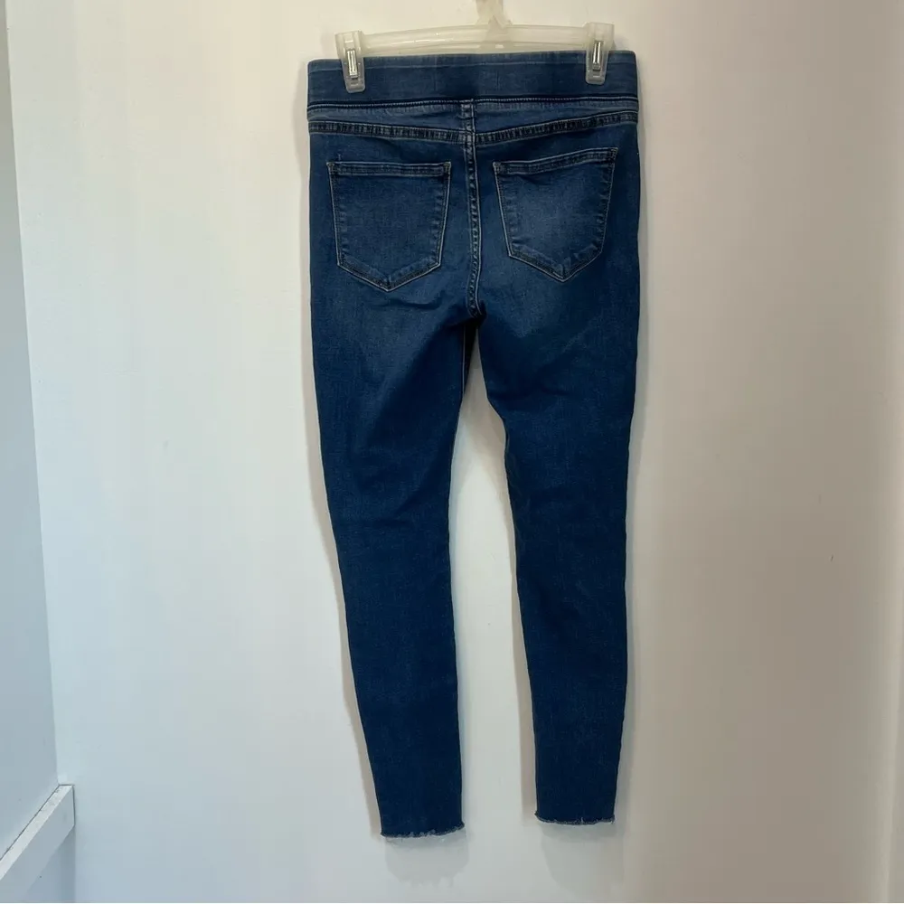 Old Navy Mid Rise Rockstar frayed  Skinny Jeggings Size 4 - Image 3