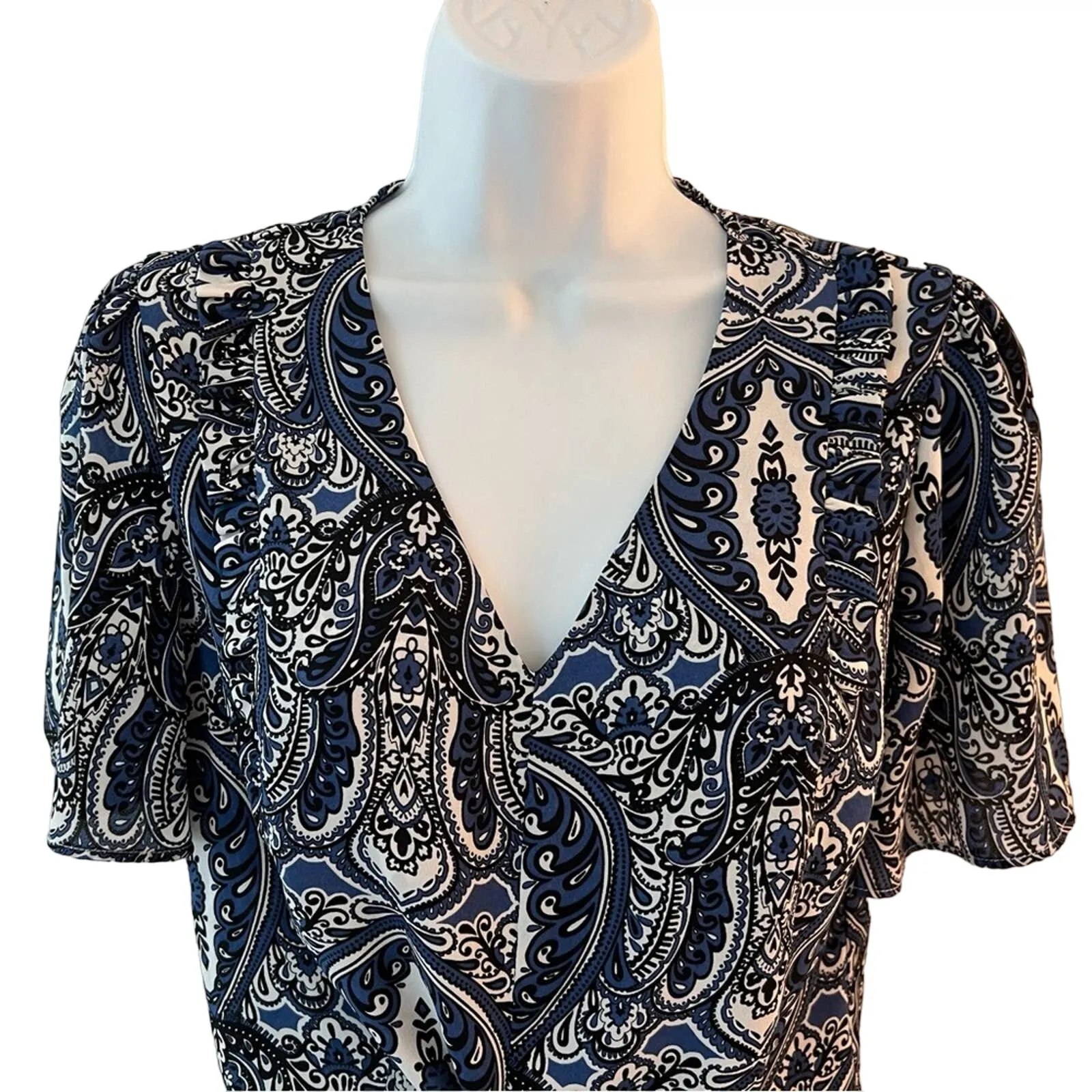 New York & Company Blue White Paisley Print Flutter Sleeve Waist Tie Top sz S - Image 3