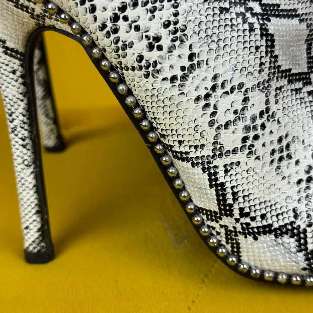 chase chloe SNAKEPRINT Studded Boots Size 6 White - Image 5