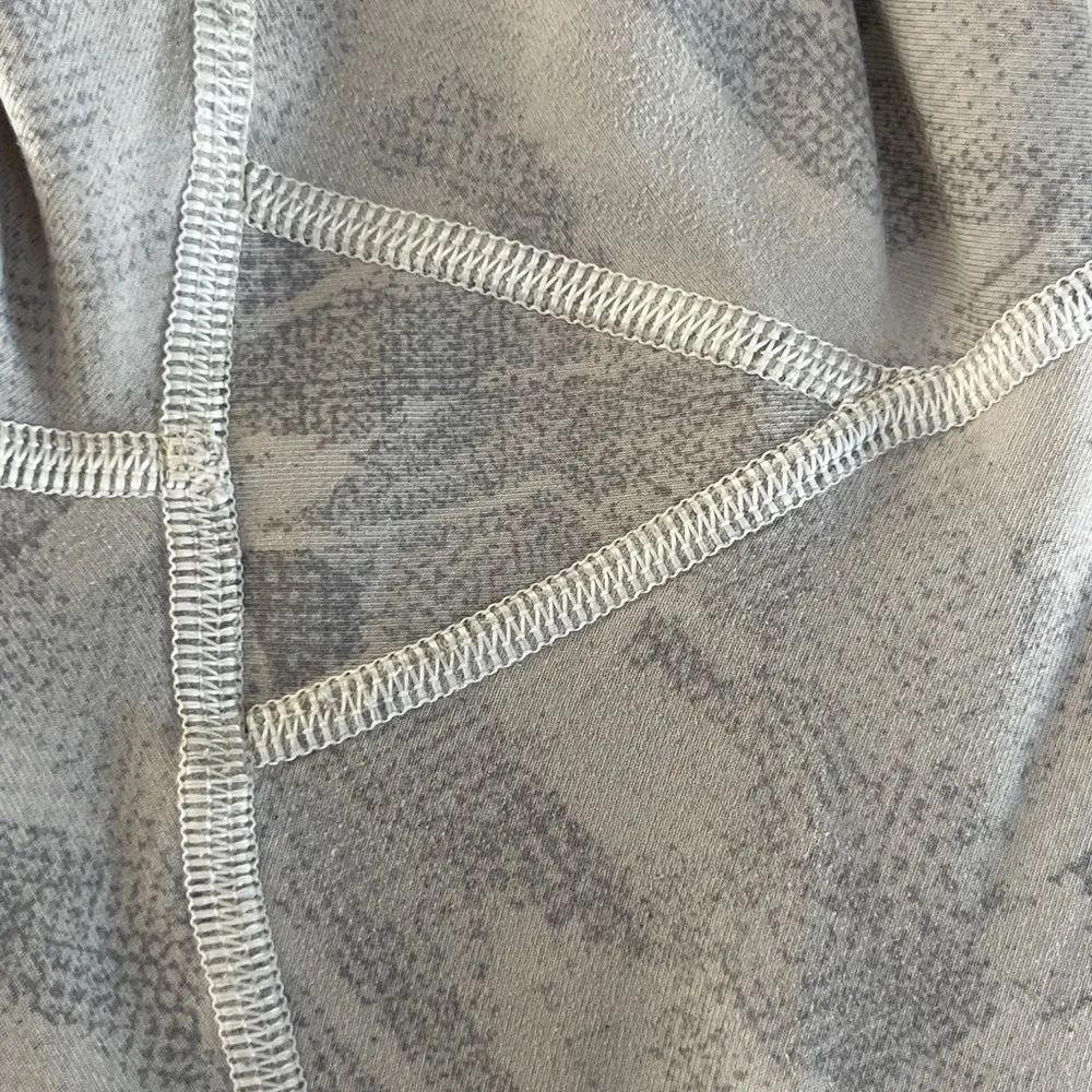 Lululemon Train Times Crop 21” Jasmine White Multi Luxtreme Mesh Size 8 - Image 10