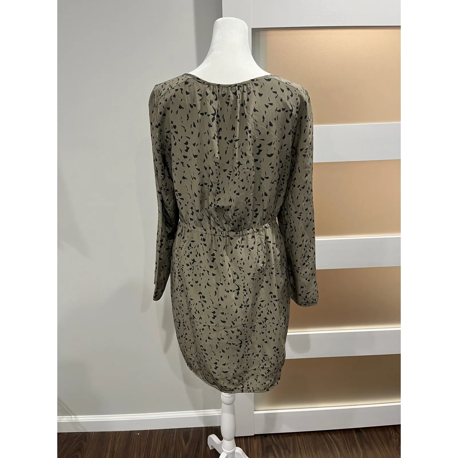 Silk Broadway & Broome Women's Olive Green Black Print Long Sleeve Dress Size 4 Tan - Image 2