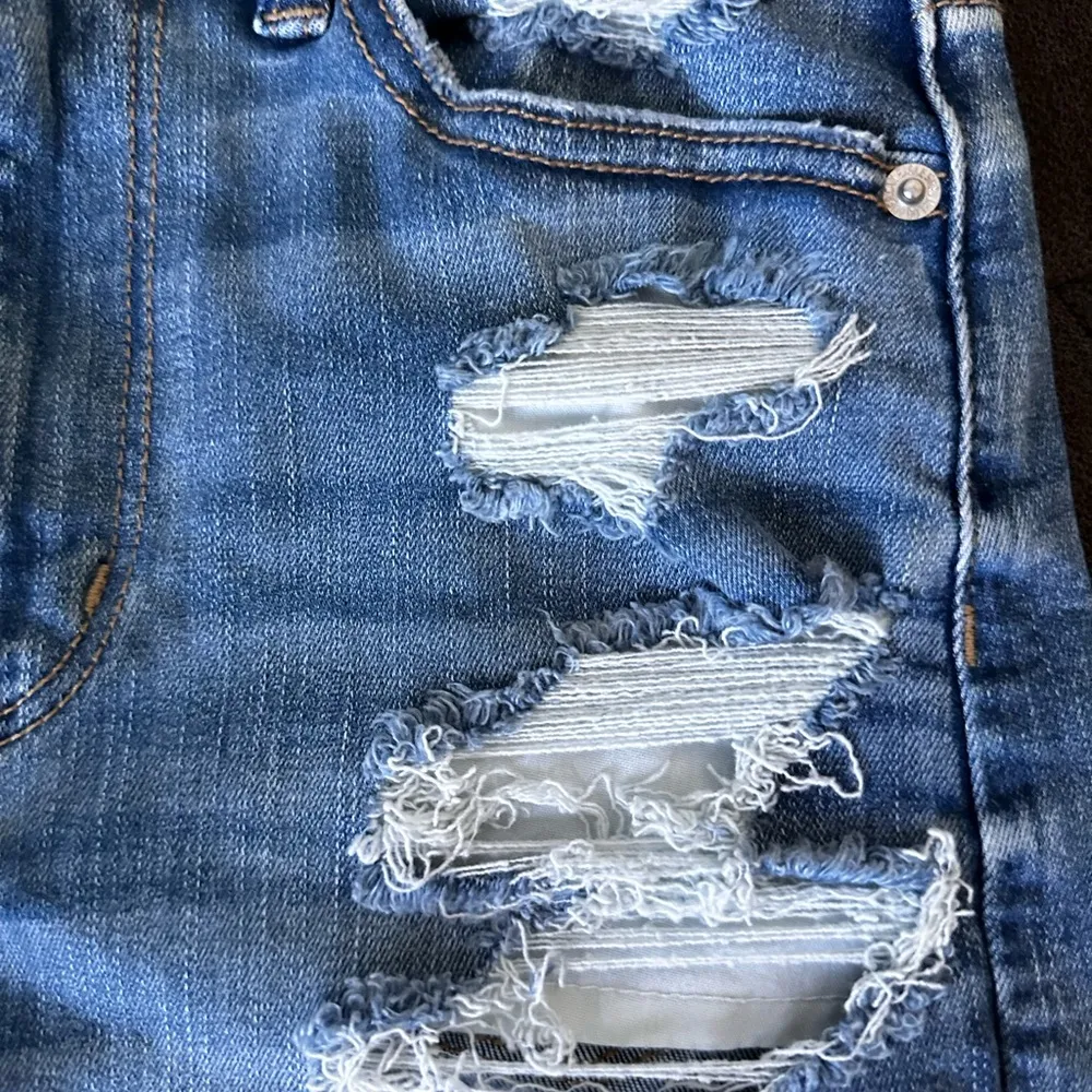 NWOT American Eagle Next Level Stretch Distressed Denim Skirt: Size 6 - Image 4