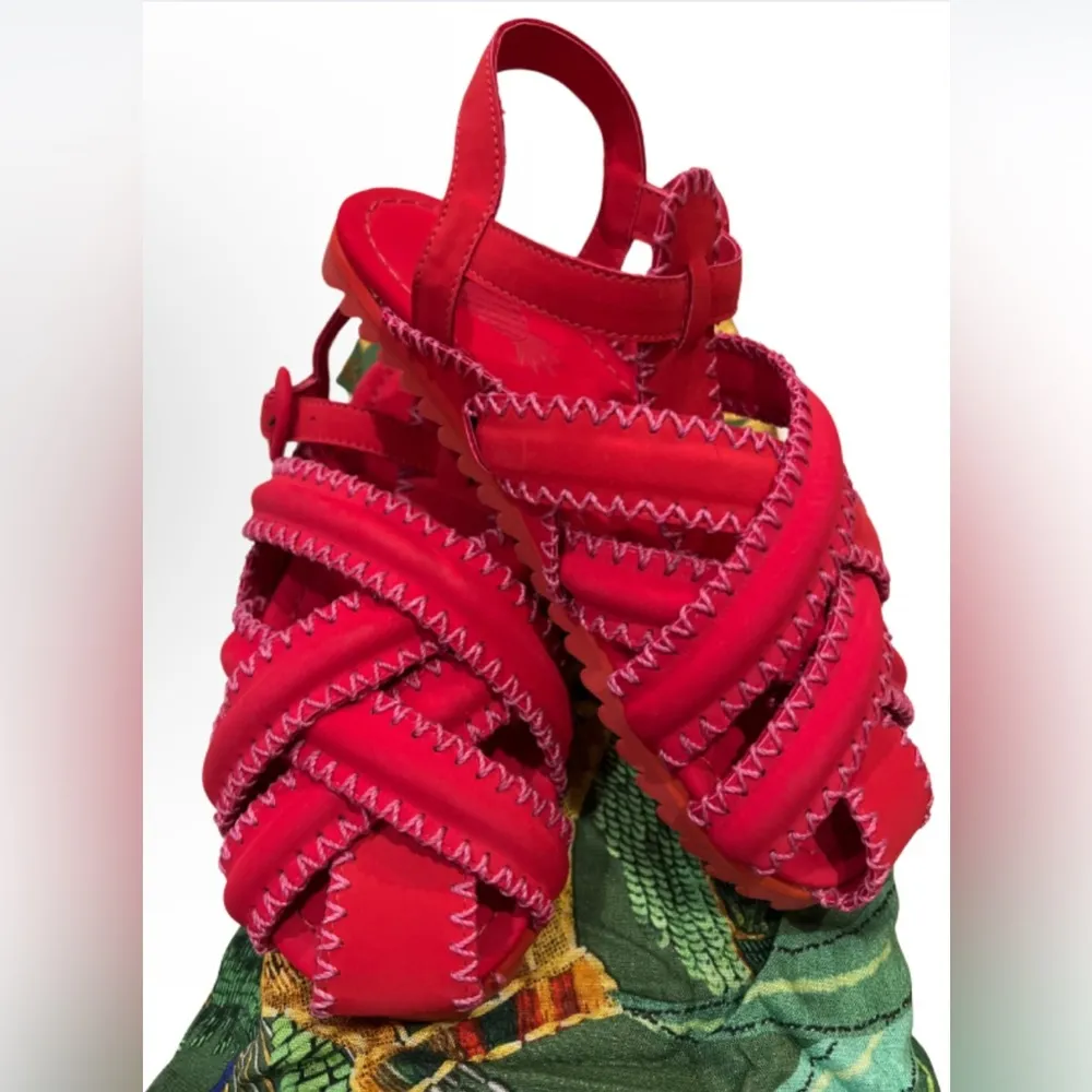 New with Box FARM RIO Red Zigzag Sandal Size 6 - Image 3