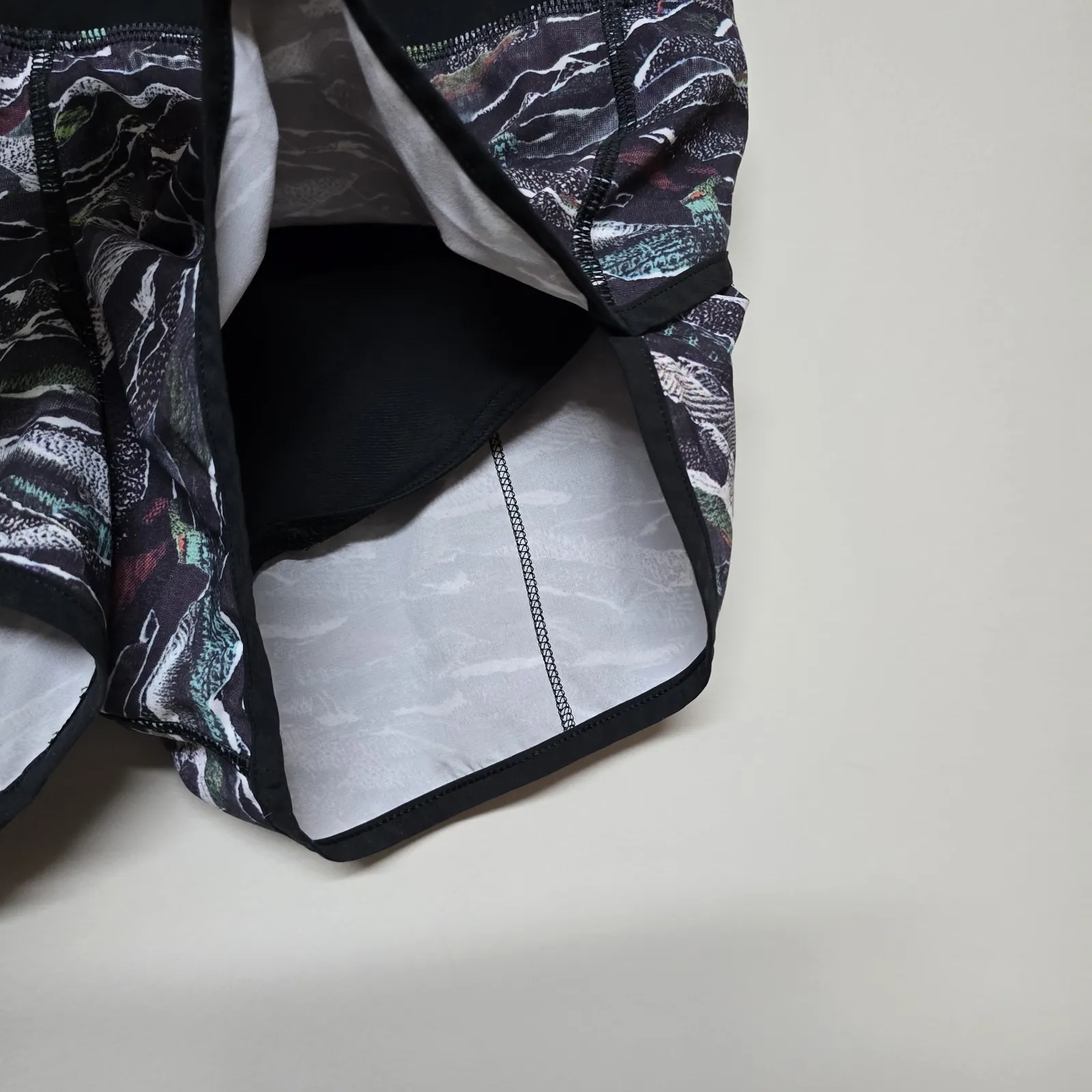 Lululemon Speed Short Mini Sweatr Multi Black Gray Neutral 2.5 Inseam RARE Sz 8 - Image 3