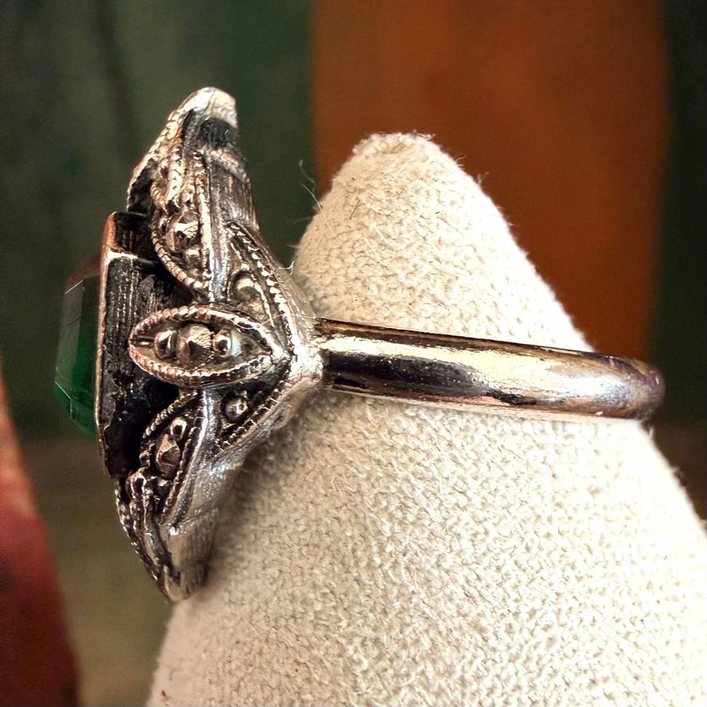 Avon Emerald Green Glass Ring - Image 3