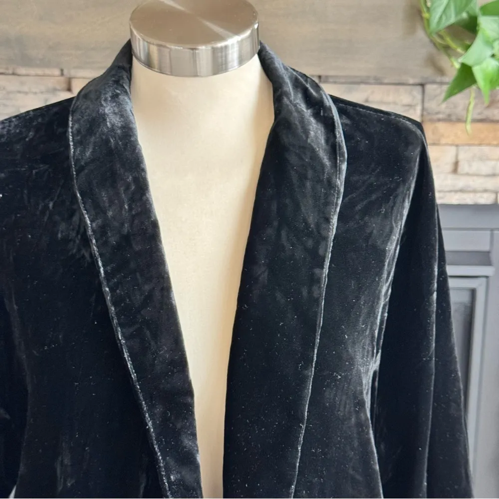 GAP Black Velvet Blazer with Notched Lapels - Image 3