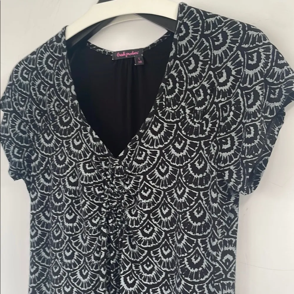 Fresh Produce Black and Grey Ruffled Front V-Neck Short Sleeve Dress Small - Image 4