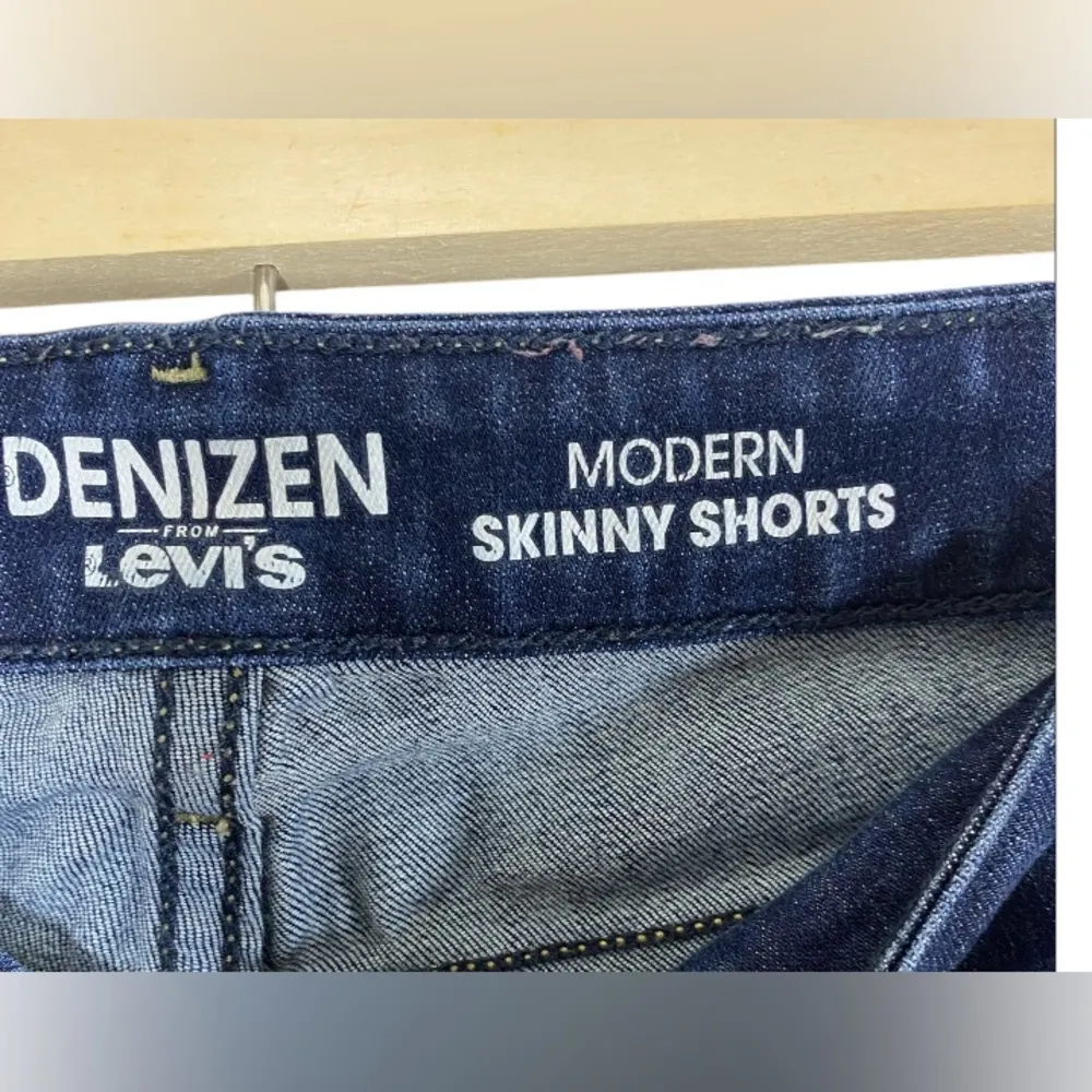 Denizen from Levi’s Women’s 8 Dark washed denim modern skinny Jean shorts - Image 3