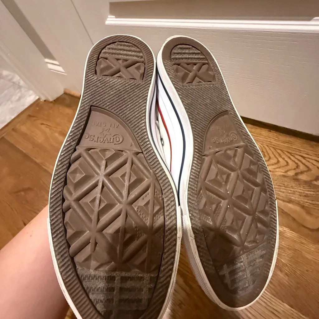 Converse size 7 women’s Sneakers - Image 4