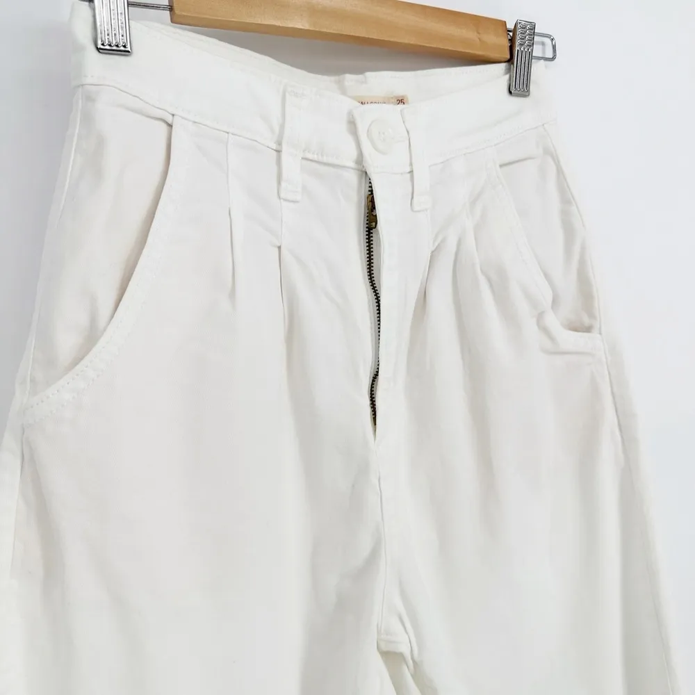 Levi's Pleated Balloon Leg Pants High Waisted Cropped in White Women's 25 - Image 4