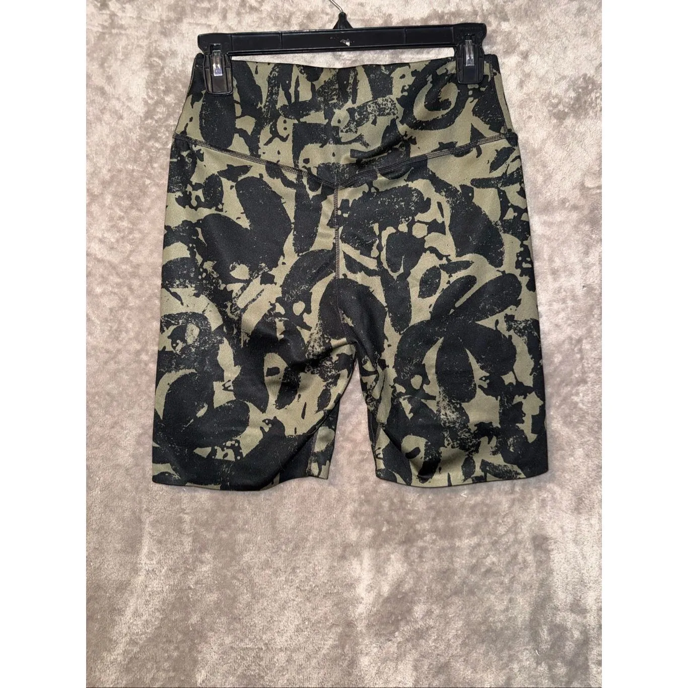 Nike One Luxe Icon Clash Women's Mid-Rise Training Bike Shorts in an atomic vivi - Image 5