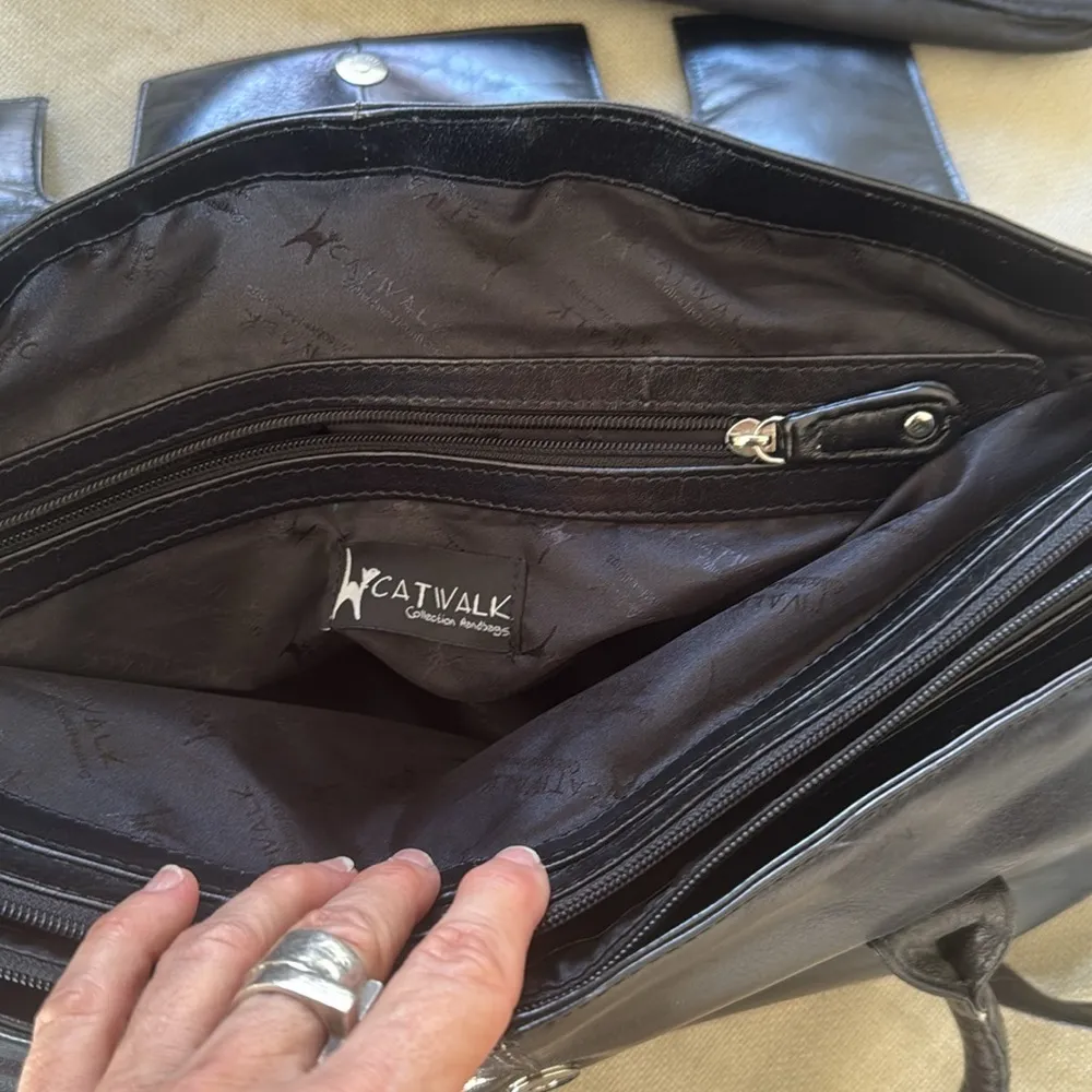Catwalk collection leather handbag in a Black tote or laptop / overnight bag Black - Image 7