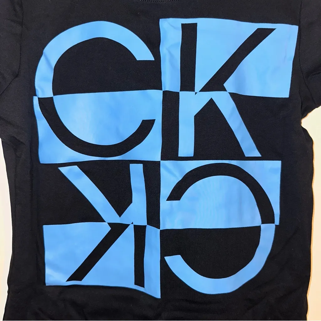 Calvin Klein Women's crew neck shirt with baby Blue Graphic size Large - Image 3