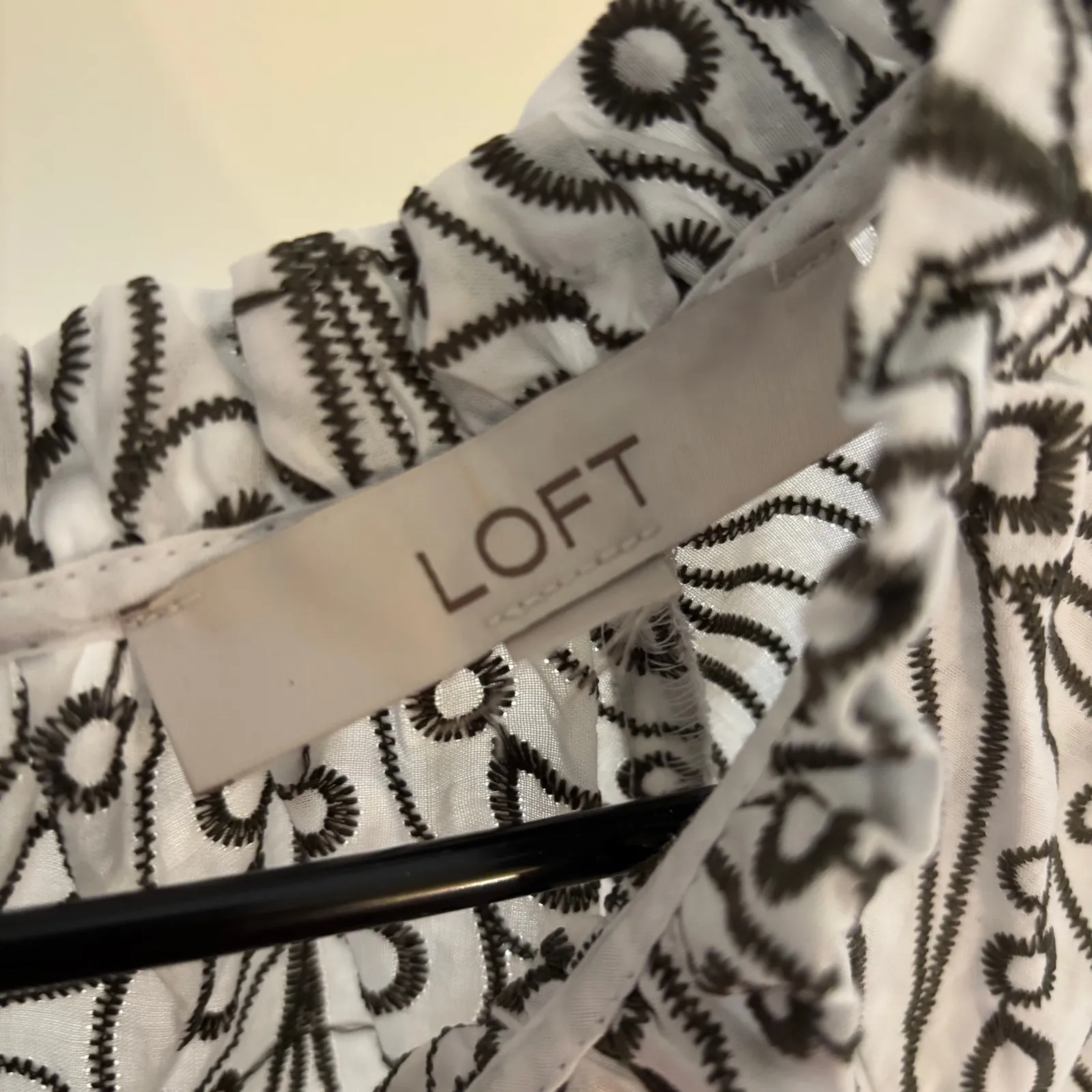 Loft EUC Women's Gray White Embroidered Cap Sleeve Blouse Size M/L Tag Missing - Image 3