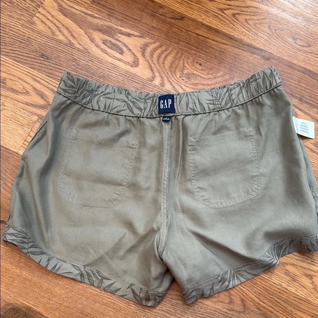 Gap  Green Leaf Print Women's Patch Pocket Shorts - Image 10