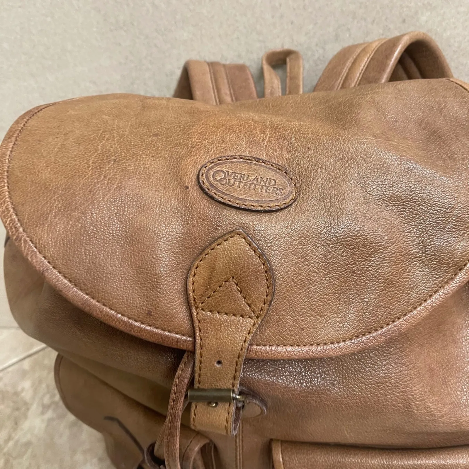 Overland Outfitters Brown Leather INDIA Backpack Rucksack Classic Buckle Flap - Image 4