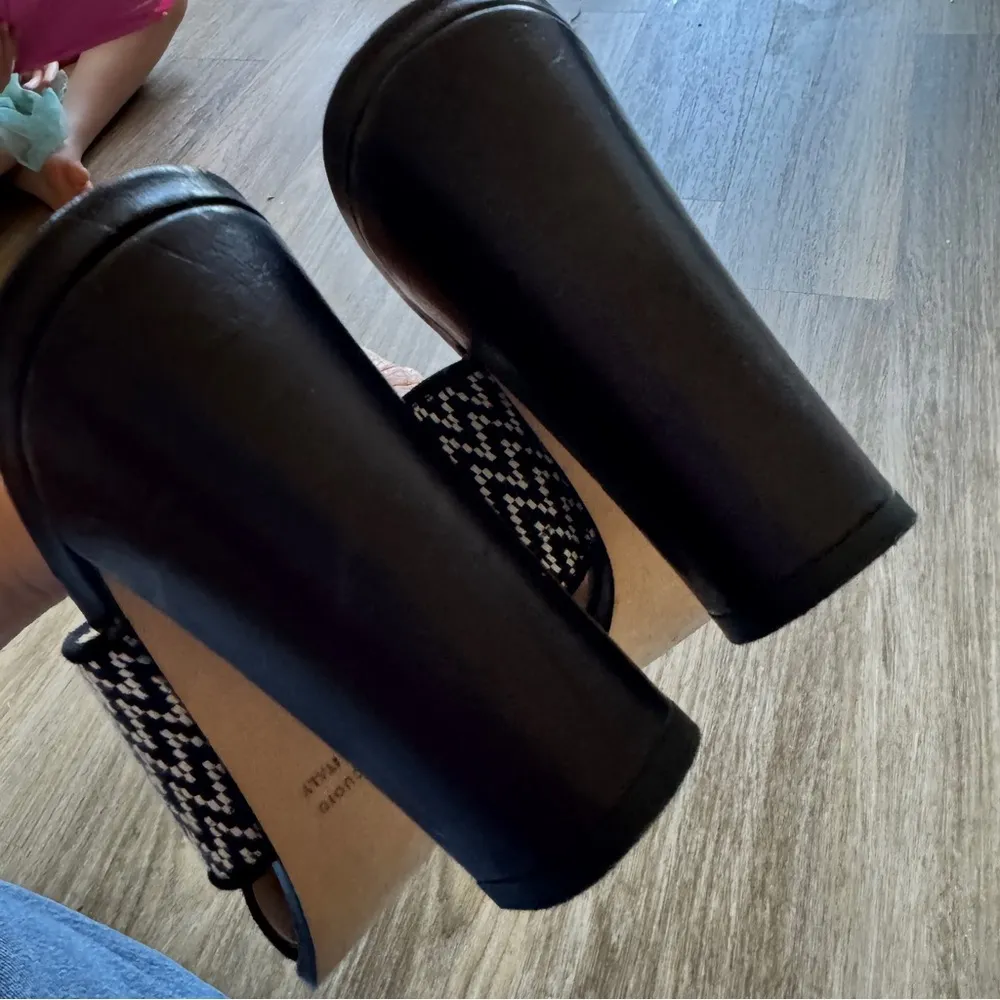 Club Monaco Black White Leather Strappy Heels Womens 9.5 Slip On Mule Classic - Image 6