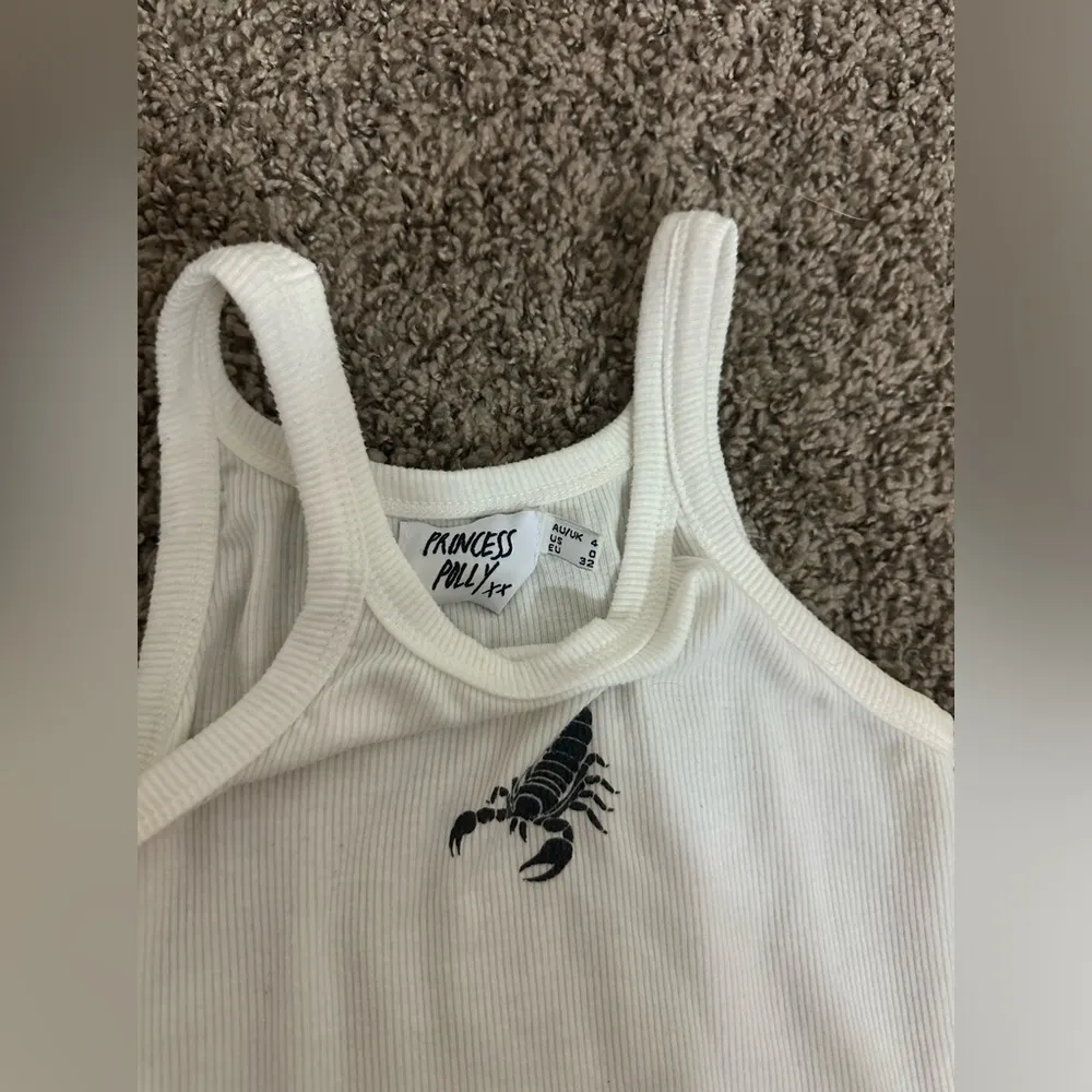 PRINCESS POLLY white tank top with a scorpio, size 0 🦂 - Image 3