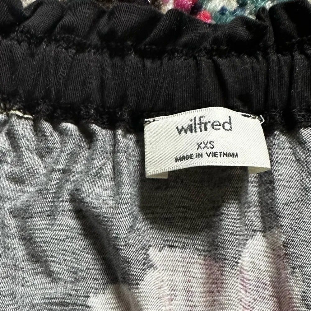 WILFRED ARITZIA ROMANTIC FLORAL OFF SHOULDER STRETCH FLOUNCE SHORT SLEEVE TOP - Image 4