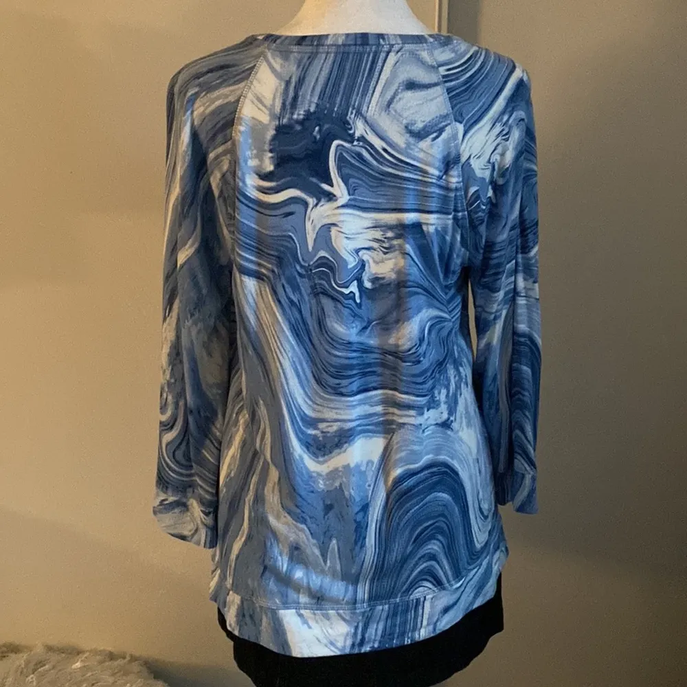 Weekends by Chicos Soft Abstract Print Raglan Long Sleeve Scoopneck Pullover Top - Image 4