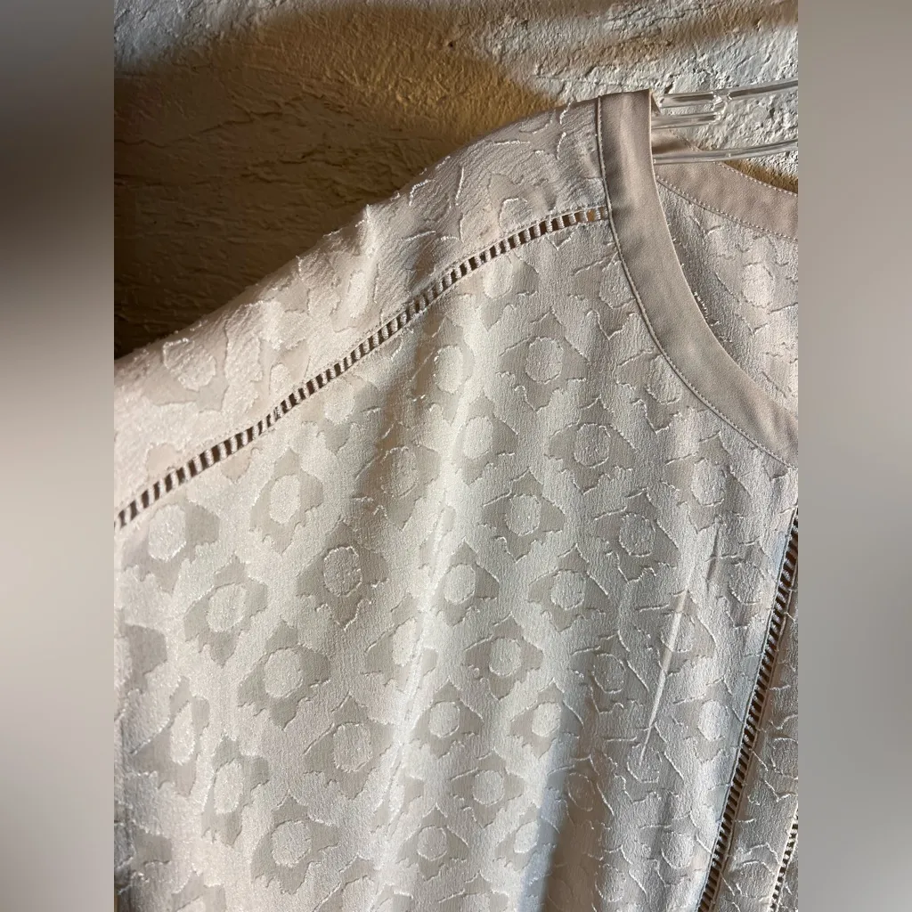 Chico's Beige Patterned Blouse texture cap sleeve 
XL minimalist capsule flowy - Image 3