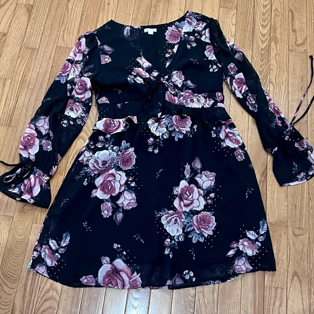 Long bell sleeve black and pink ruffle vneck floral dress size small - Image 7