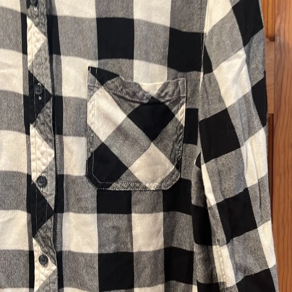 UNIVERSAL thread women’s one pocket button down shirt size medium. - Image 2