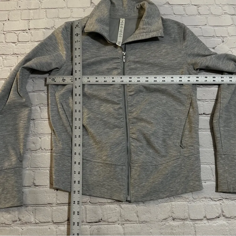 Lululemon jacket size 8 - Image 9