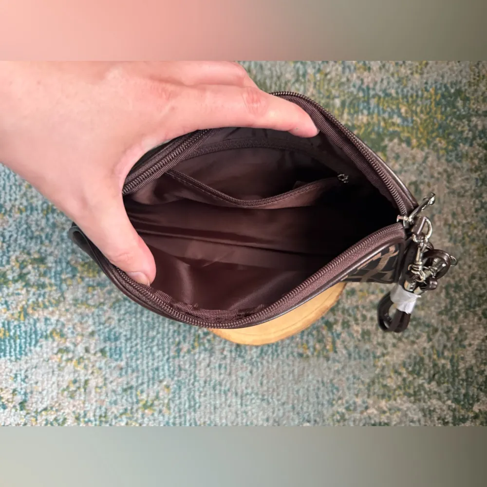 Vintage NOS Guess brown logo shoulder strap purse - Image 6