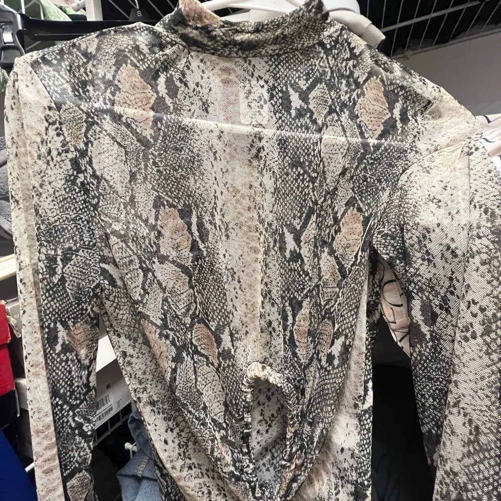 Mesh top snake skin Size M - Image 2