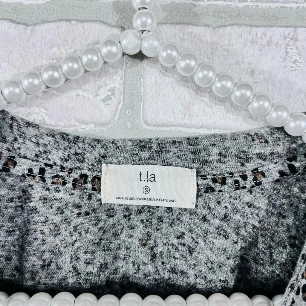 Anthropologie t.LA Gray Animal Print Short Sleeve Tee Size S - Image 10