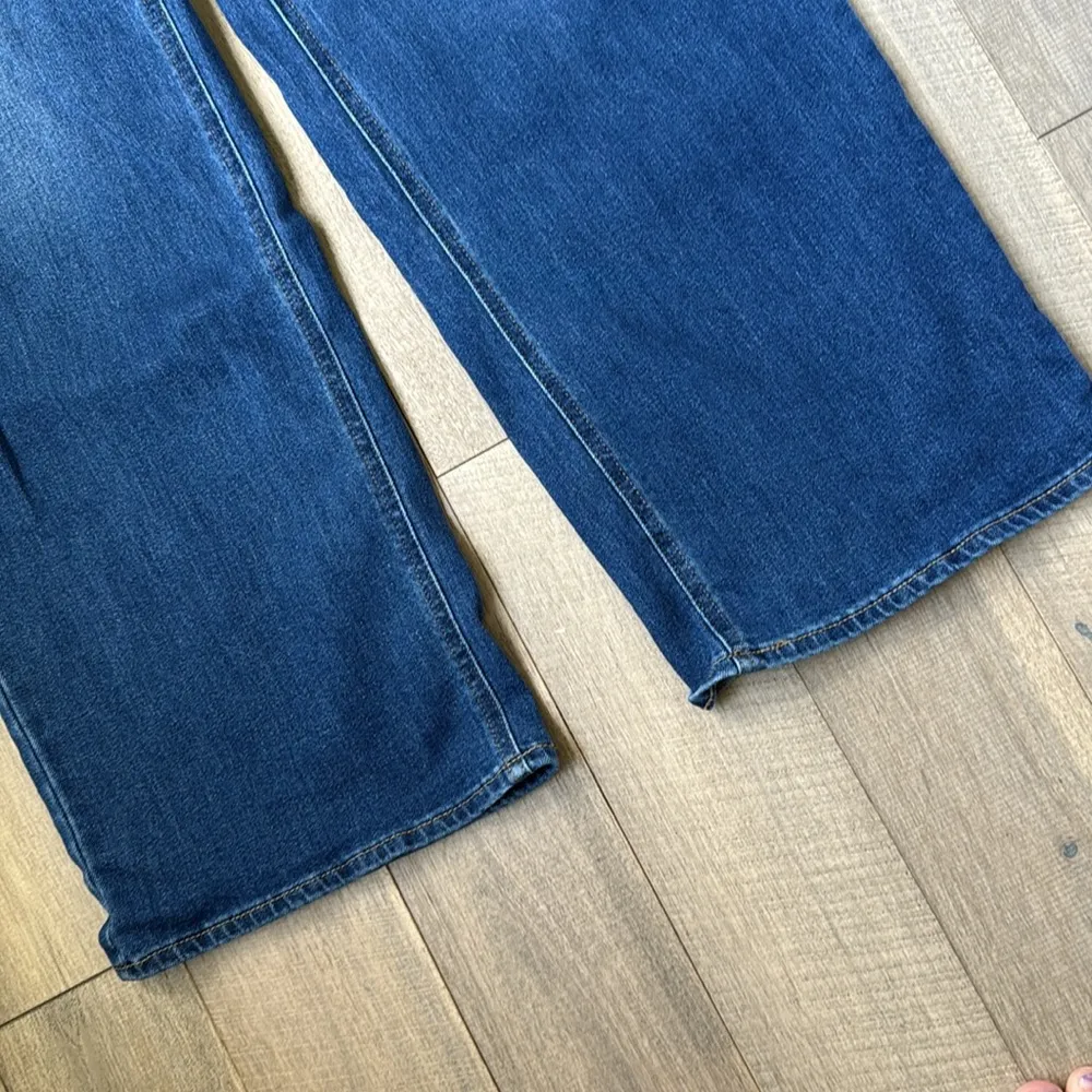 Old Navy Wow Wide Leg High-Rise Jeans - Image 5