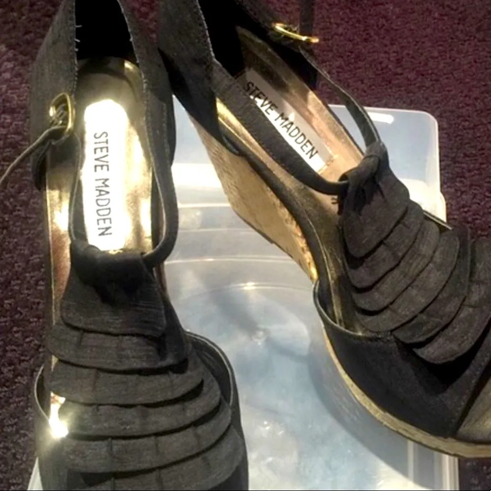 Black ruffle wedge sandal - Image 4