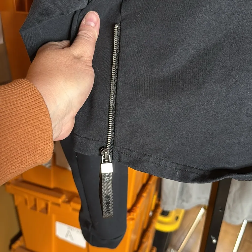 Gymshark Cropped Hoodie Black Pull Over Sweatshirt Zipper Accents Size Medium - Image 5