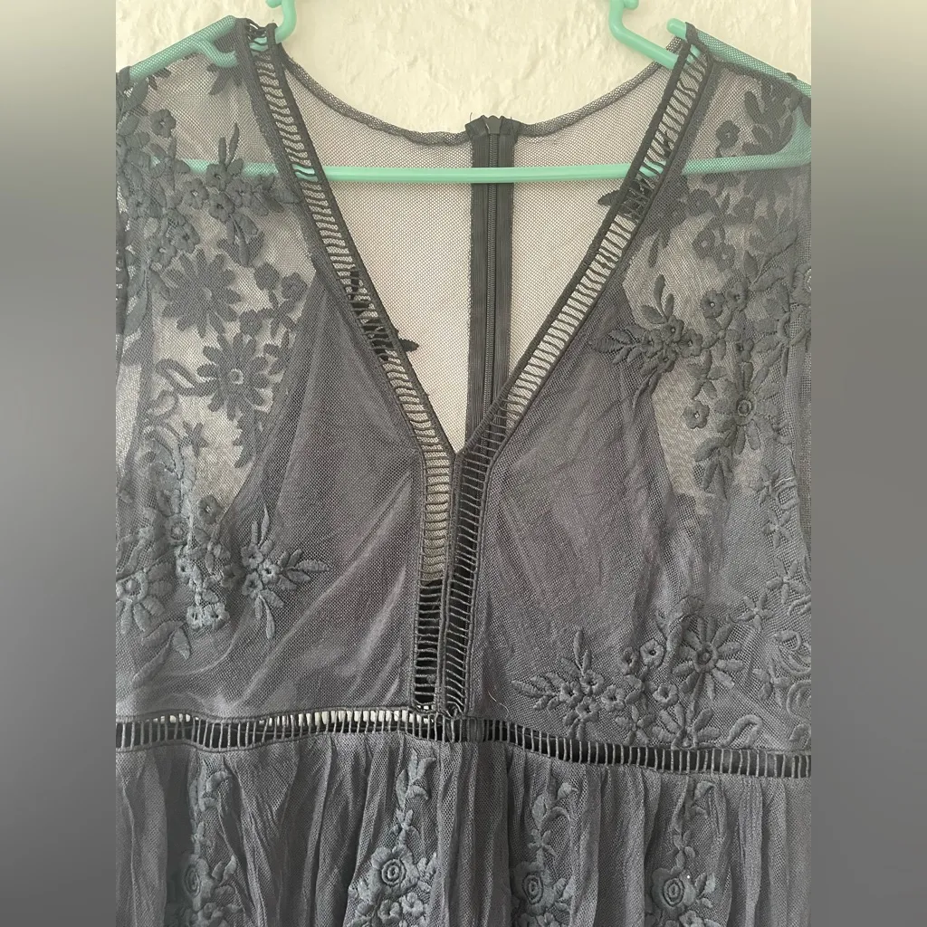 Blackfloral embroidered crochet lace v - Image 2