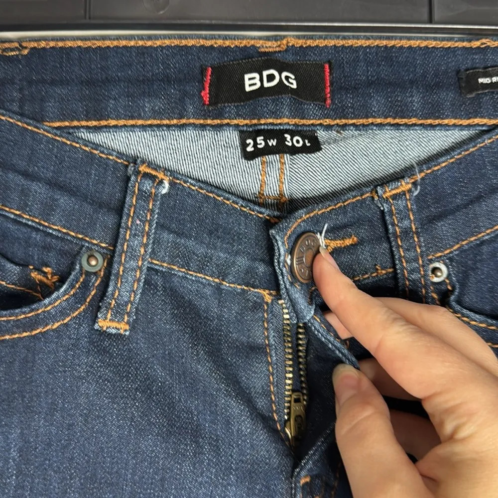 BDG UO Dark Blue Mid Rise Cigarette Ankle Jeans dark wash Size W25 x L30 - Image 7