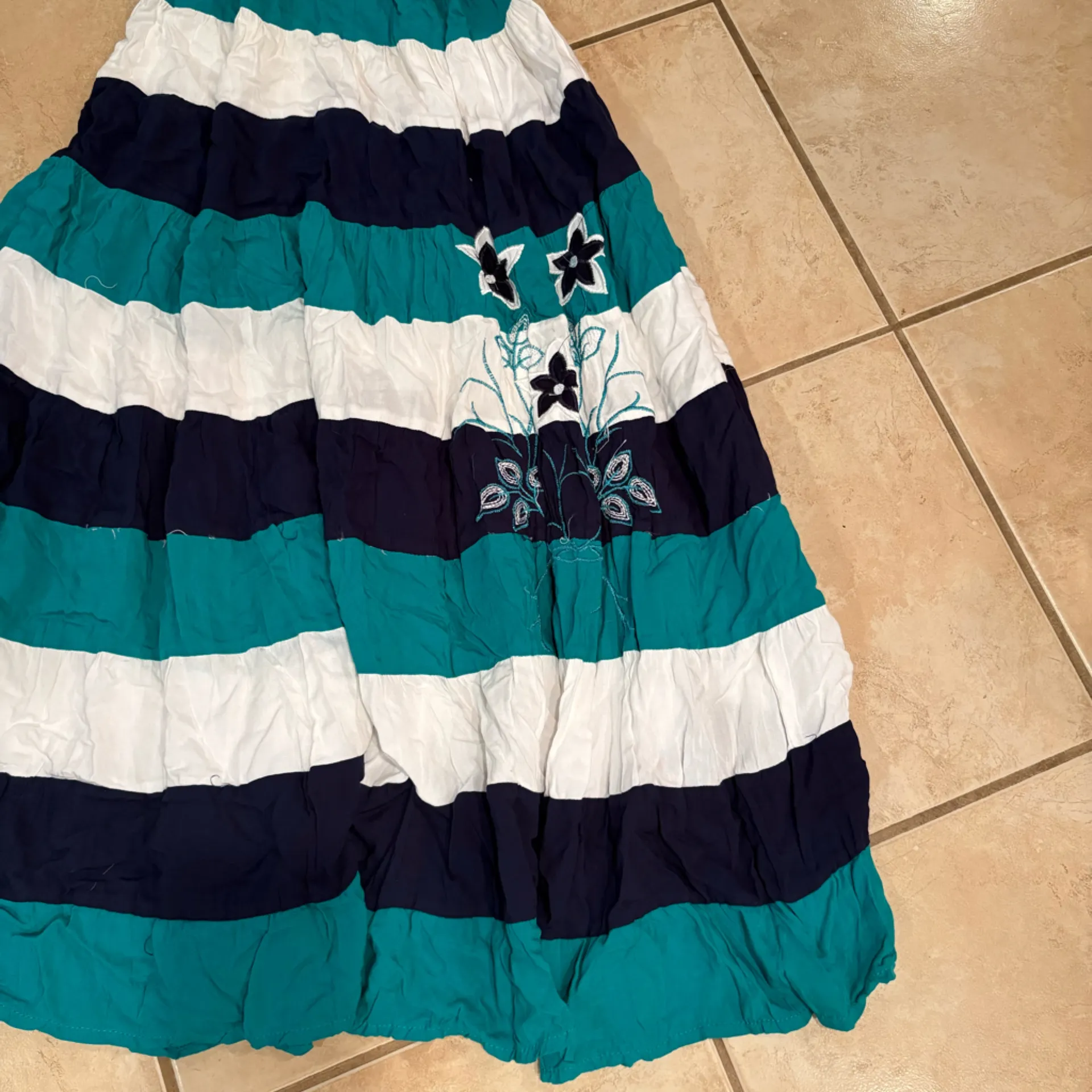 Elegant Floral Striped Midi Dress in Teal, White, and Navy Green Size 42 - Image 6