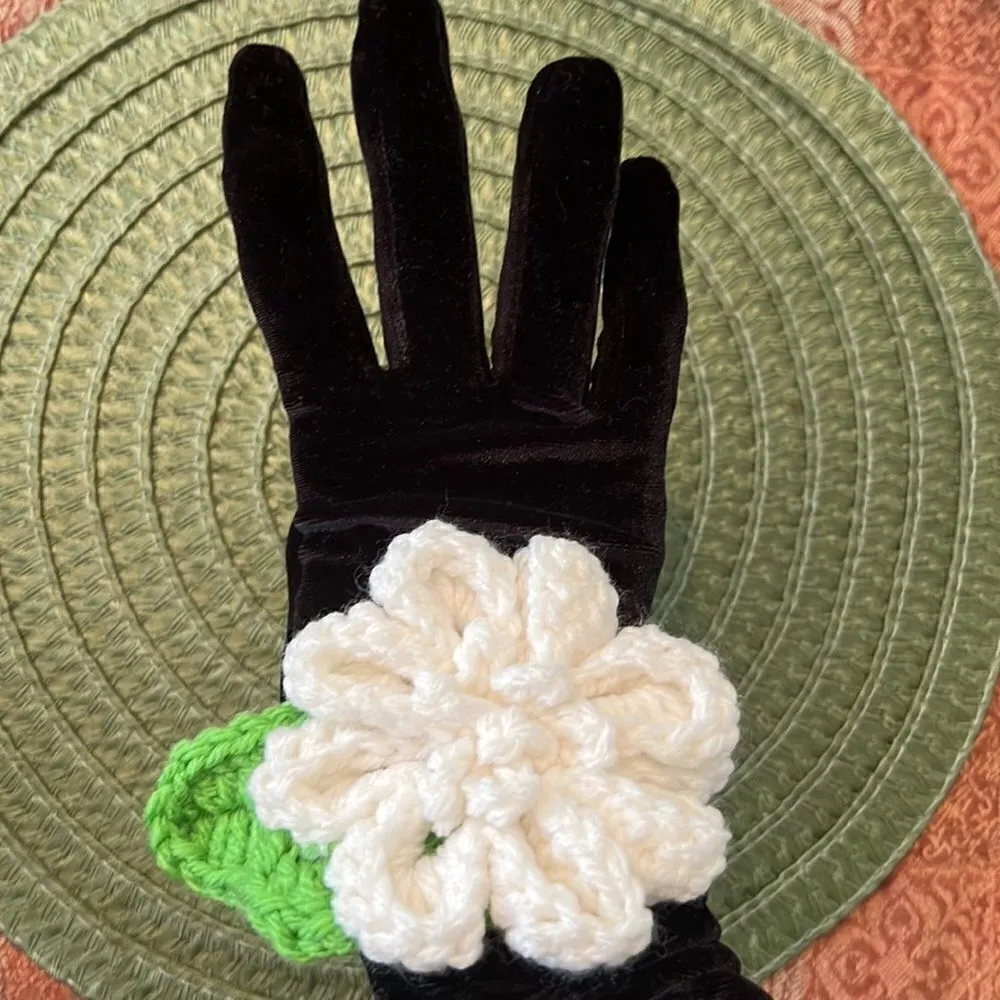 NWT 3 hand crocheted flowers with pins on back to wear on scarves jacket sweater White - Image 8