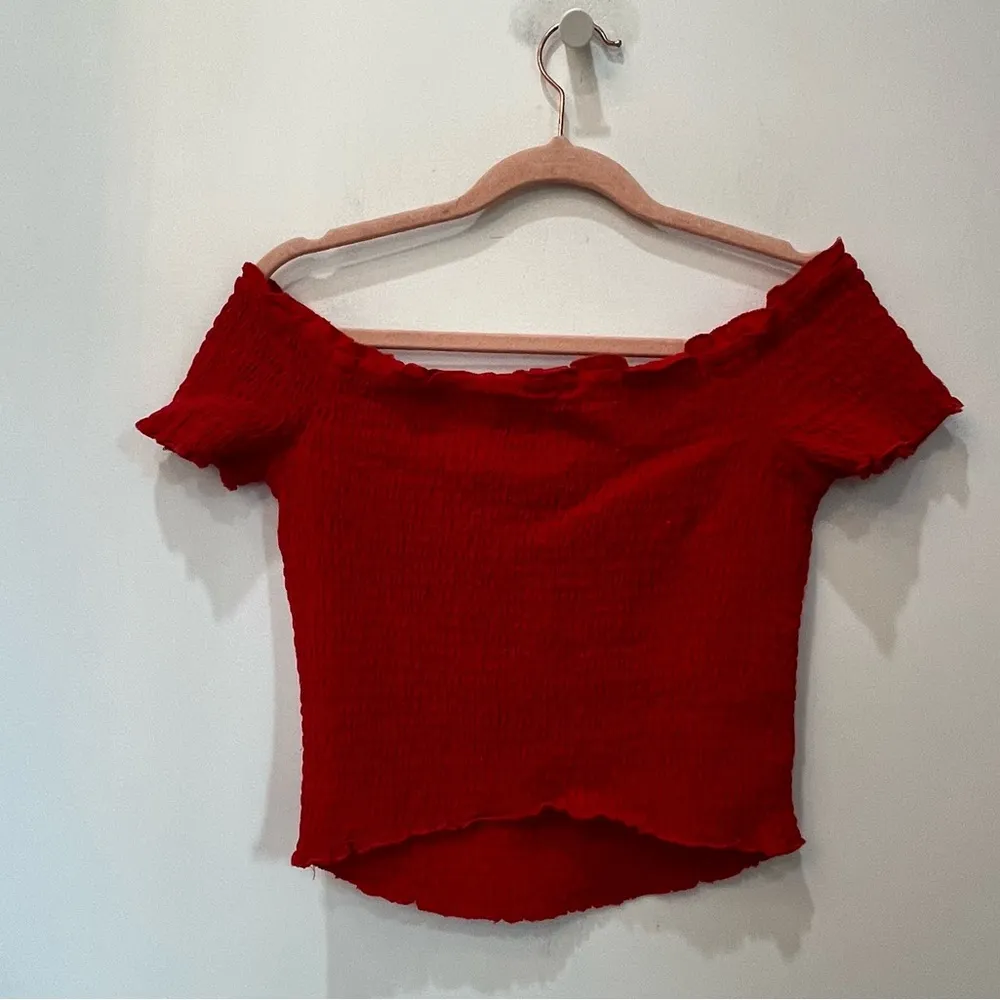 - abercrombie and fitch red ruched crop top short sleeve size Medium - Image 3