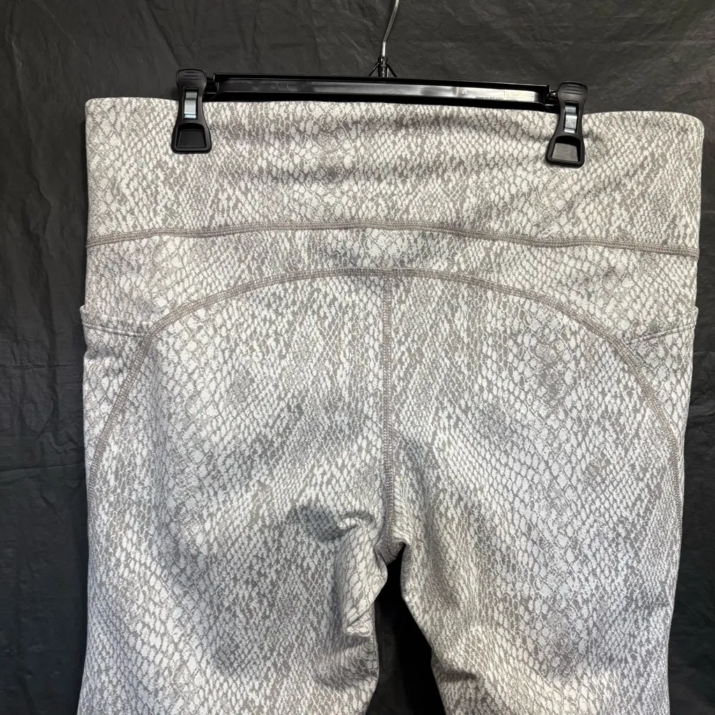 All in Motion Women’s XXL Gray Reptile Cropped Leggings Pockets Athleisure - Image 6