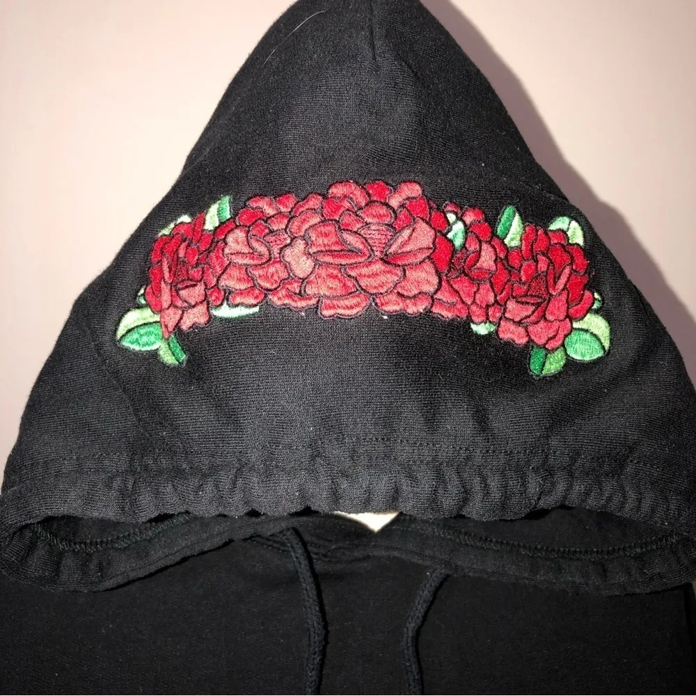Frida Kahlo Size S Embroidered Hood Graphic Sweatshirt Black Red Flowers FLAWED - Image 3