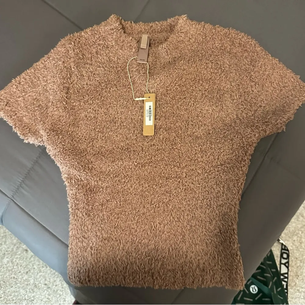 SKIMS Cozy Knit Cropped T-Shirt
Rose Clay - Image 4