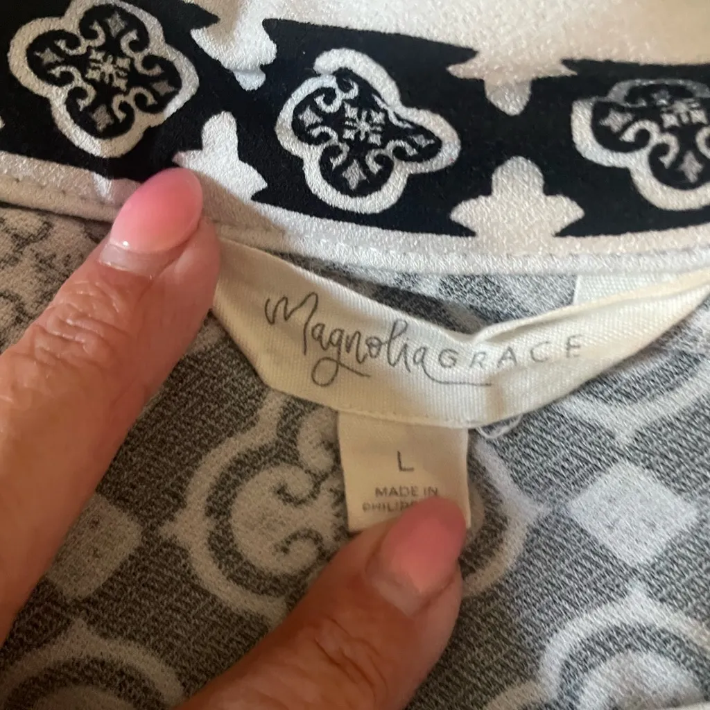 Magnolia Grace Black and White Blouse Petite Medium‎ Size undefined - Image 4