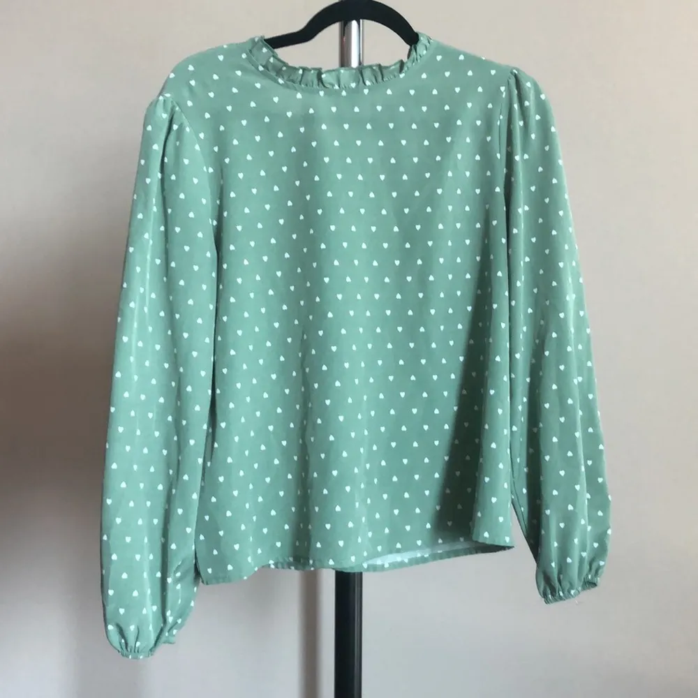 Shein size medium long sleeve lightweight heart top - Image 3