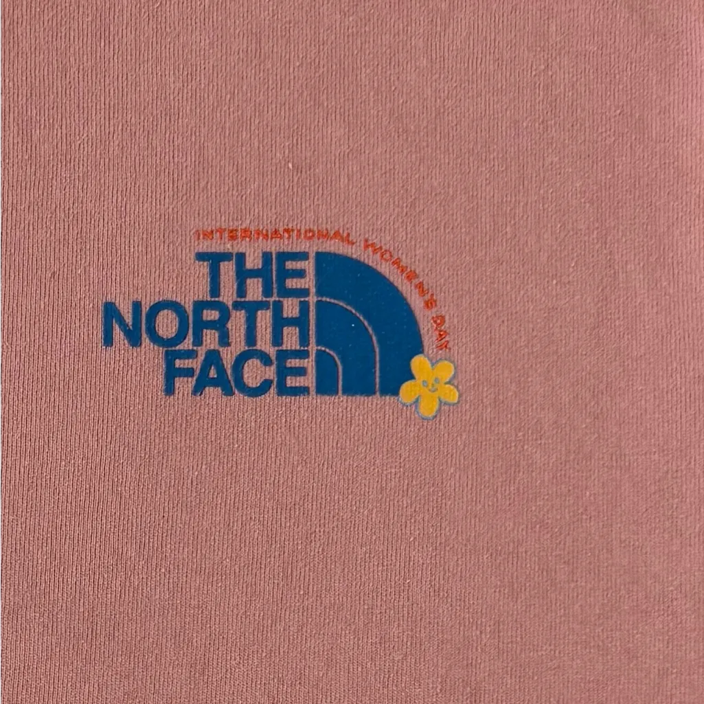 The North Face International Women’s Day Graphic T-shirt Pink Plus Size 3X - Image 6