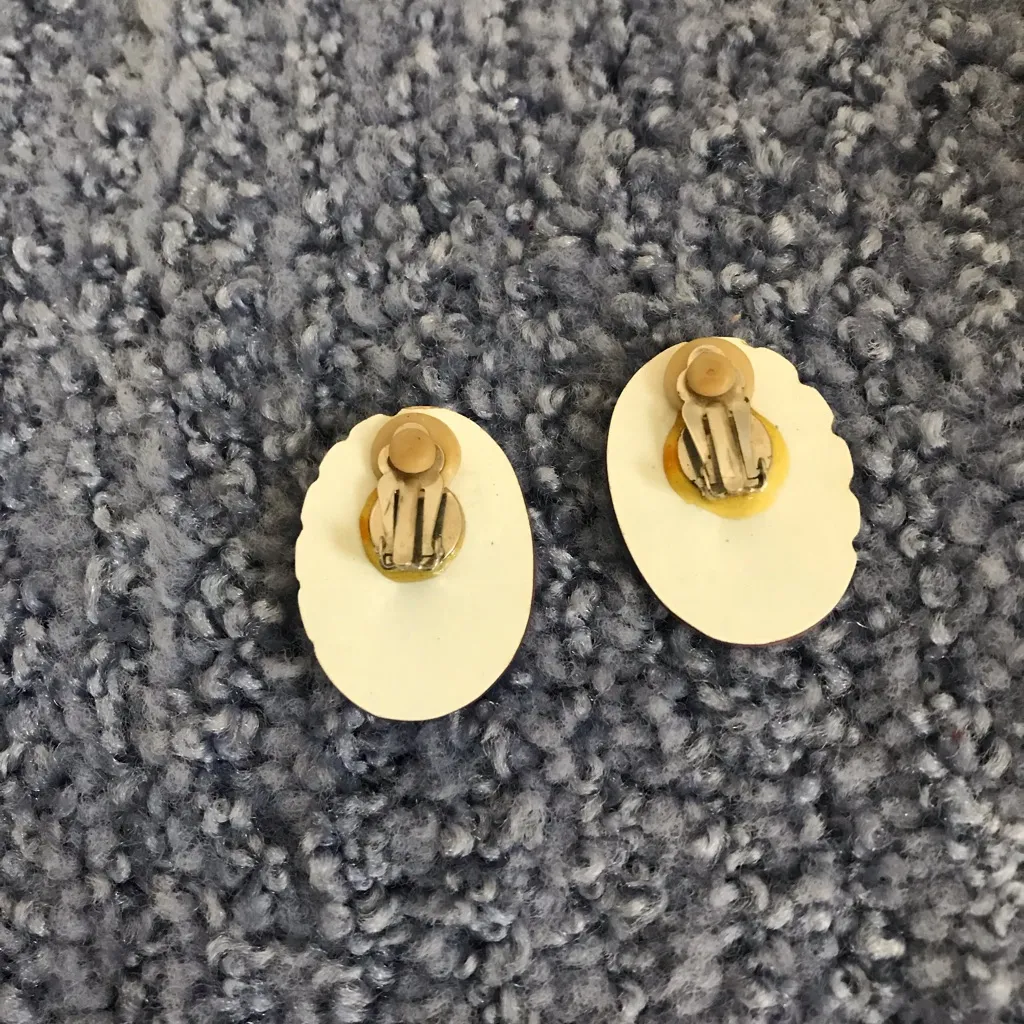 Vintage 60’s pink feather clip on earrings. - Image 5