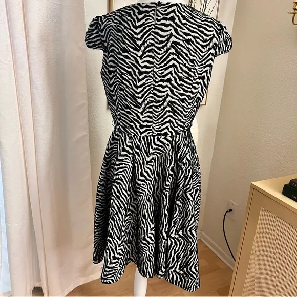 Carolina Herrera ‎ Wool Blend Zebra Print Cocktail Dress Size 8 - Image 4