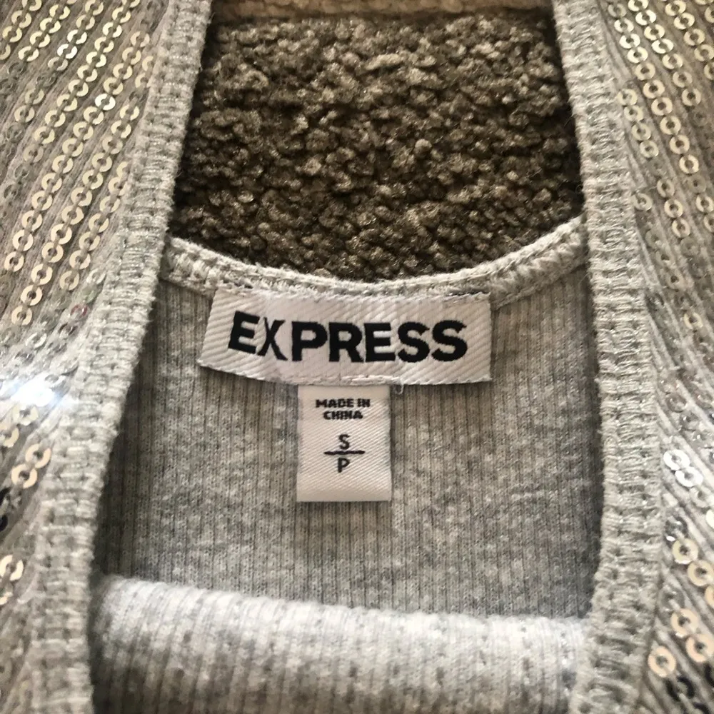 EXPRESS Gray ribbed tank top with clear sequence detail - Image 3